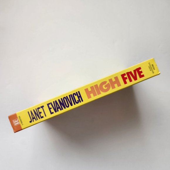 High Five  by Janet Evanovich Audio Cassette Tape Stephanie Plum Series - Picture 4 of 6